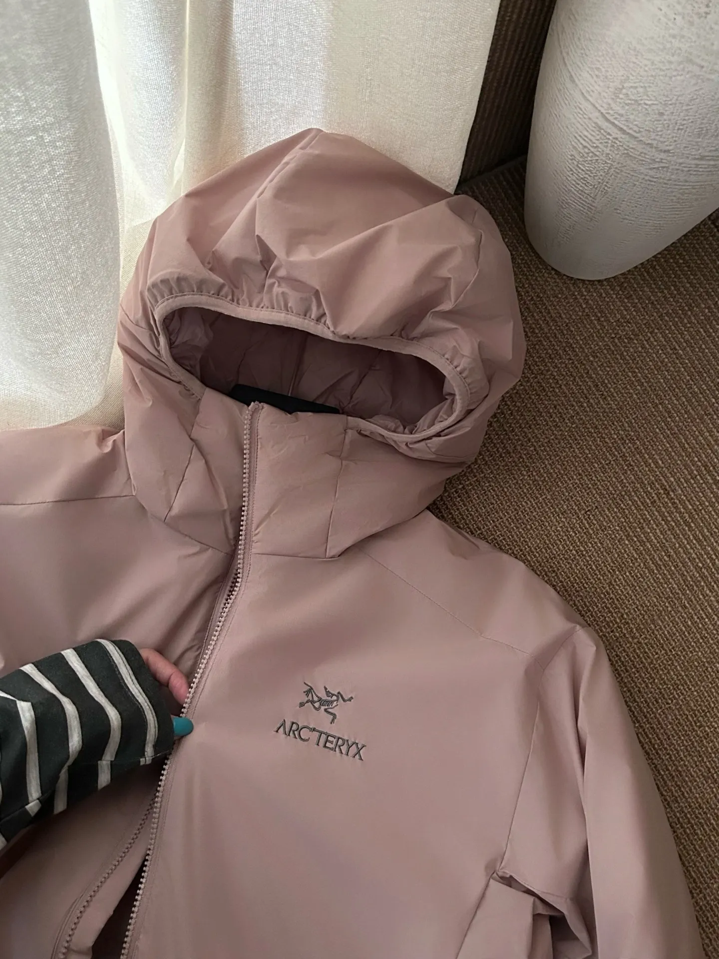 【Arcteryx Atom Hoody 】 : Arcteryx， ， ， 。 ， ， 。 ，Arcteryx ， 。Quality、 ， 。 ， + : ✅ 100% ，Tyono 30 ， ， ✅ ， Wear-Resistant Breathable ✅ ， ， ✅ ， ， ， ✅ 、 ， ， ✅ logo ， ✅ YKK， ✅ ：Coreloft TM Continuous 65 ， ✅（65g/m 2) : ，Breathable ，ATOM Coreloft TM Continuous ， ， ， ， Wear-Resistant ， ， ， 。